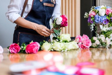 Yapay çiçek yeleği dekorasyon evde düzenlenmesi, Genç kadın çiçekçi iş DIY yapay çiçek, el sanatları ve el yapımı kavramı düzenleme yapma.