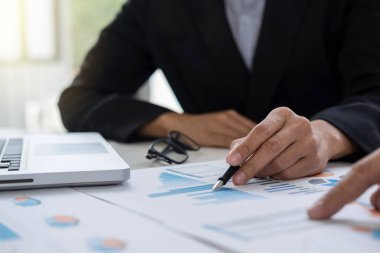 İşlem coworking, genç iş yöneticileri ekip çalışma yeni başlangıç proje belge grafik ile dijital tablet ve dizüstü bilgisayar - ofiste Toplantı.