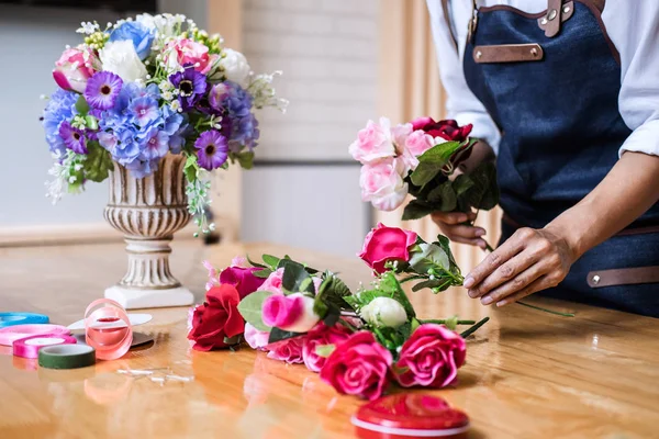 Ordna Konstgjorda Blommor Vest Dekoration Hemma Ung Kvinna Florist Arbeta — Stockfoto