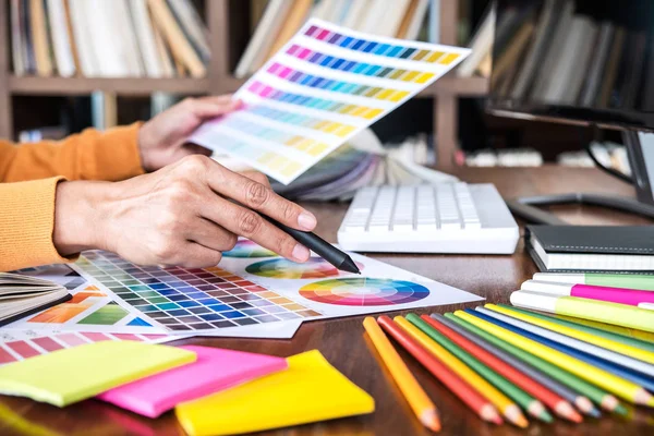 Beeld Van Vrouwelijke Creatieve Grafisch Ontwerper Die Werkt Aan Kleurselectie — Stockfoto