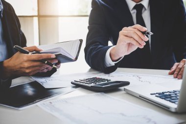 İş takım yatırım bilgisayar ve analiz grafik ticaret hisse senedi grafiği veri, iş ve teknoloji kavramı ile borsa ile çalışma.