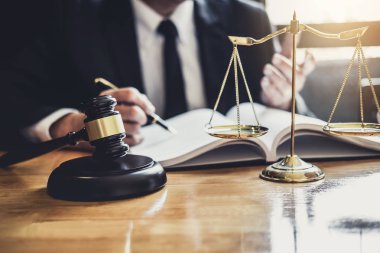 Kontrat kağıtları, hukuk kitapları ve ahşap tokmakla çalışan erkek avukat ya da hakim, hukuk firmasında avukat, hukuk ve hukuk hizmetleri kavramı.