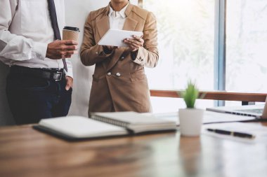İş takım meslektaşım çalışan ve konferans yeni başlangıç ile proje planı ve tartışma bilgilerini dijital tablet, onların başarılı ekip çalışması sonuçları ile mali stratejisi için.