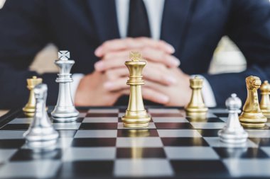 Başarı için strateji planlamak için ulaşan satranç oyunu oynarken işadamı kazanmak, yönetim ve liderlik kavramı üstesinden zorluk ve elde gol iş stratejisi planlama için düşünme.