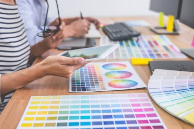 Genç yaratıcı bir toplantı yaratıcı ofis, iş araçları ve aksesuarları, renk renk örneği örnekleri grafik seçimi boyama çizim mimari sahip takım.