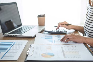 Kadın muhasebeci hesapları, hesap makinesi ve dizüstü bilgisayarı ile mali grafik verilerinin denetlenmesi ve analizi, finansman, muhasebe, finans, ekonomi, tasarruf bankacılığı kavramı.