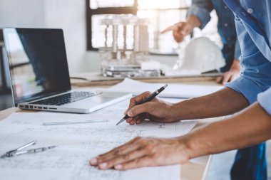 Mimar veya bina ve araçlar çalışma sitesi, inşaat kavramı içinde mühendislik modeli ortak çalışma projesi için Toplantı planı üzerinde çalışan mühendis.