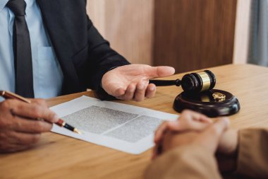 Yargıç tokmak, karar istişare bir işkadını ve erkek avukat ya da Yargıç danışmak boşanma belgeleri, imzalama için Evet ya da hayır olması arasında evlilik boşanma hukuku ve hukuk hizmetleri kavramı.