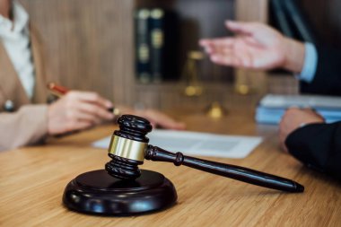 Müşteri servisi iyi işbirliği, istişare bir işkadını ve takım müşteriyle olan erkek avukat ya da Yargıç danışmak arasındaki hukuk ve yasal hizmetleri kavramı.