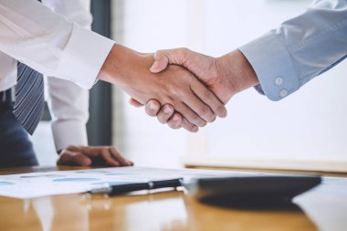 İş takım tebrik ve bir görüşme, iki iş karşılıklı işbirliği ekibi iyi anlaşma için her iki şirketin, finans, ticaret sözleşmesinin tartışırken sonra bitirme muhasebe, yatırım.