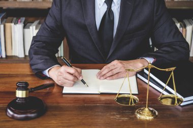 Hukuk hukuku, tavsiye ve adalet kavramı, Yargıç tokmak ve Adalet avukatları, takım elbiseli avukat veya avukat mahkeme salonunda bir belge üzerinde çalışıyorlar..