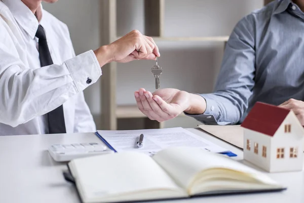 Gerente Vendas Imobiliárias Dando Chaves Para Cliente Depois Assinar Contrato — Fotografia de Stock