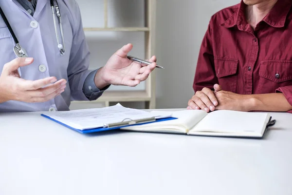 Medicina Concetto Assistenza Sanitaria Professor Doctor Presentando Relazione Raccomandare Metodo — Foto Stock