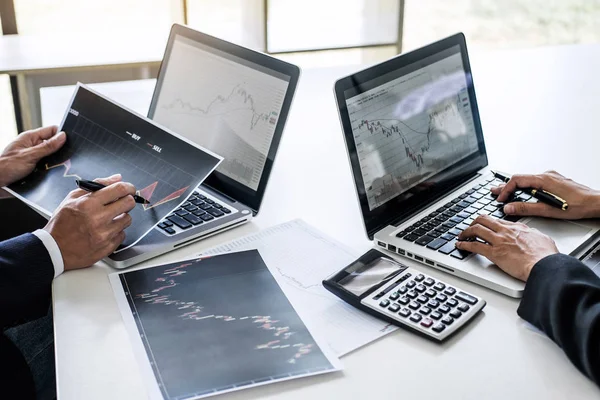 Business Team Twee Collega Die Werken Met Computer Grafiek Laptop — Stockfoto