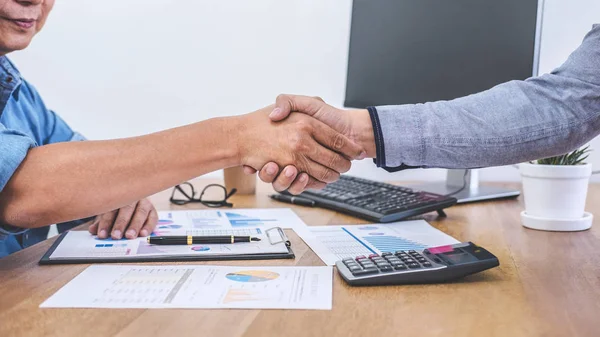 Finalizando Una Reunión Negocios Apretón Manos Después Discutir Una Buena — Foto de Stock