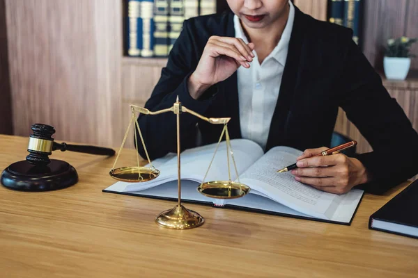 Hamer Houten Tafel Vrouwelijke Advocaat Rechter Werken Met Overeenkomst Rechtszaal — Stockfoto