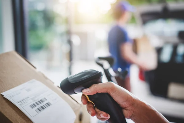 Lieferservice Nach Hause Und Arbeitsdienst Geist Frau Arbeitet Barcode Scan — Stockfoto