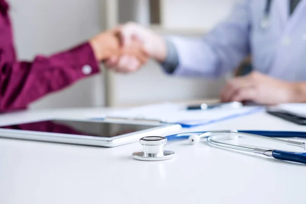 Professional Male Doctor White Coat Shaking Hand Female Patient Successful — Stock Photo, Image