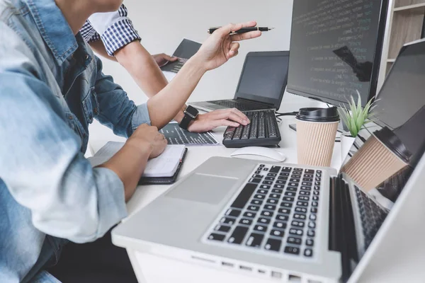 Kodları yazma ve veri kodunu yazarak şirket ofisi, programcılar gelişmekte olan programlama ve Web sitesi bir yazılımda çalışma işbirliği geliştirmek.