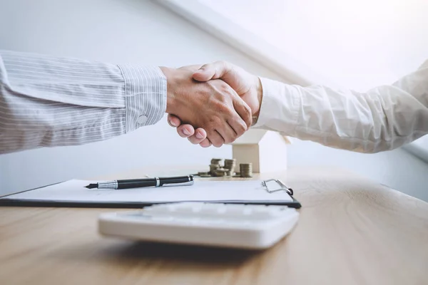 地产经纪代理与客户在签订购房合同文件 概念抵押贷款批准后握手 — 图库照片