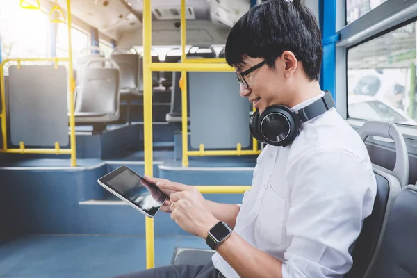 Jovem Asiático Viajante Sentado Ônibus Usando Tablet Assistir Vídeo Jogar — Fotografia de Stock