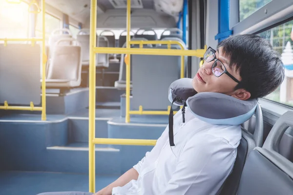 坐在公共汽车上的年轻亚洲人旅行者与枕头 旅游业和旅途概念睡觉 — 图库照片