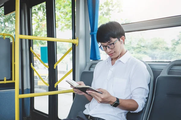 Jovem Asiático Viajante Sentado Ônibus Ouvindo Música Lendo Livro Enquanto — Fotografia de Stock