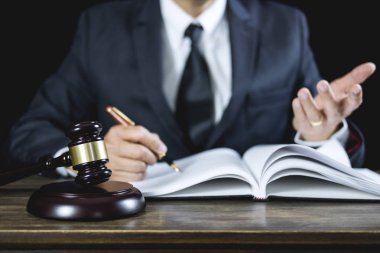 Yasal hukuk, Yargıç tokmak tokmak ve adalet, danışman veya erkek avukat oturan tablo ve kağıtları mahkeme üzerinde ölçekler adalet avukat tavsiye.