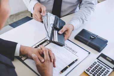 Rüşvet ve yolsuzluk kavramı, rüşvet anlaşması Emlak sözleşme anlaşma ve finansal muhasebe yaparken para veren işadamı dolar faturaları, şeklinde.