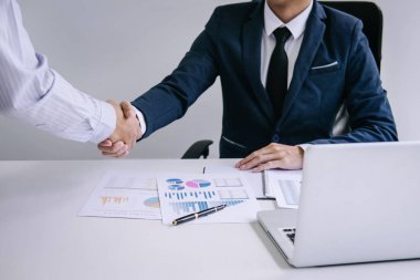 İki emin iş anlaşması ve sözleşme ve yeni projeler için her iki şirketin ticaret iyi bir anlaşma tartışırken sonra iş adamları.