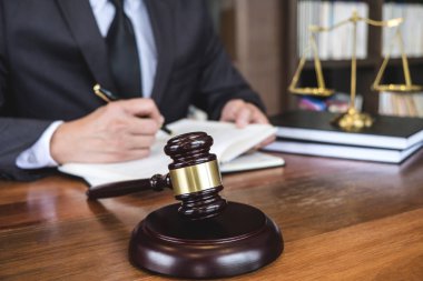 Hukuk hukuku, tavsiye ve adalet kavramı, Yargıç tokmak ve Adalet avukatları, takım elbiseli avukat veya avukat mahkeme salonunda bir belge üzerinde çalışıyorlar..