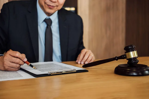 Gavel Auf Holztisch Und Anwalt Oder Richter Arbeiten Mit Übereinstimmung — Stockfoto