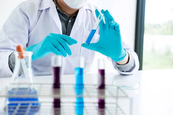 Bioquímica Investigación Laboratorio Químico Está Analizando Muestra Laboratorio Con Equipos — Foto de Stock
