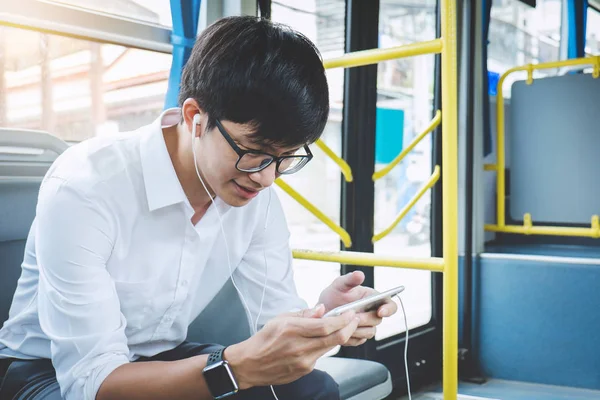 Νέοι Ασιατικές Άνθρωπος Ταξιδιώτης Κάθεται Ένα Λεωφορείο Χρησιμοποιώντας Smartphone Παρακολούθηση — Φωτογραφία Αρχείου