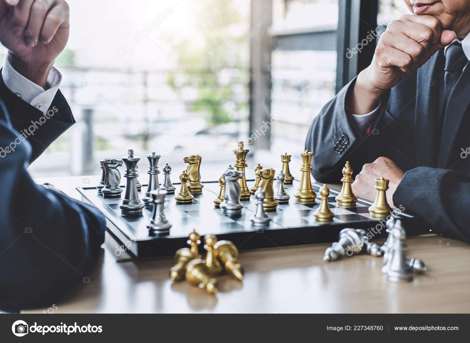 Dois Empresários Jogando Jogo Xadrez Para Planejar Estratégia Para Sucesso  fotos, imagens de © freedomtumz #228524834