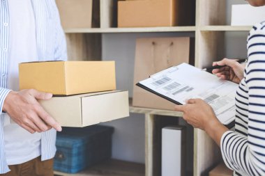 Sevkiyat Çevrimiçi Satış, Küçük işletme veya KOBİ girişimci teslimat servisi ve çalışma kutusu, işyeri sahibi posta ofisine müşteri göndermeden önce doğrulamak için kontrol emri.