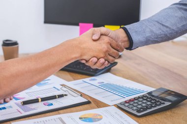 Sonra ticaret sözleşmesinin her iki şirket için iyi bir anlaşma tartışmak ve insanlar bağlantı el hareketi başa çıkmak, Toplantı ve tebrik kavramı bir toplantı, iş el sıkışma kadar bitirme.