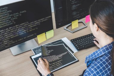 Profesyonel Programcı Programlama ve yazılım içinde çalışma web sitesi geliştirme çalışma geliştirmek şirket ofisi, kodları yazma ve veri kodunu yazarak.