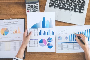 Kadın muhasebeci hesapları, hesap makinesi ve dizüstü bilgisayarı ile mali grafik verilerinin denetlenmesi ve analizi, finansman, muhasebe, finans, ekonomi, tasarruf bankacılığı kavramı.