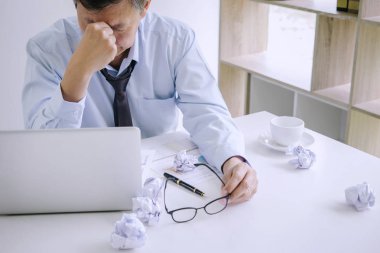 Hasta ve yorgun duygu, üst düzey işadamı depresif ve yorgun, işadamı sorunlar ile sinirli onun masasında ve gözlerini tutmak office üzerinde otururken kapalı.