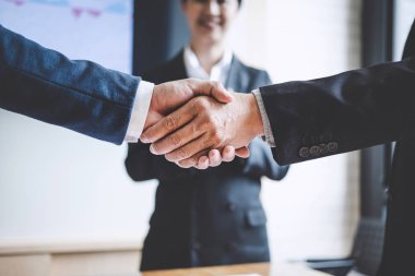 Toplantı bittikten, ticaret anlaşması imzalamak ve bir ortağı olmak için iyi bir anlaşma tartışırken sonra titreyen eller iş sözleşme her iki şirketin, başarılı bir iş adamı el sıkışma.