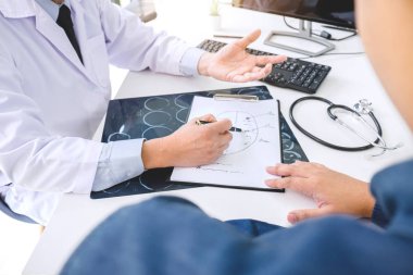 Profesör Doktor tavsiye raporu hasta tedavi yöntemiyle, ofiste çalışırken bir resmi beyin röntgen filmi sorun hastanın hakkında sonuçlarına inceleyin.