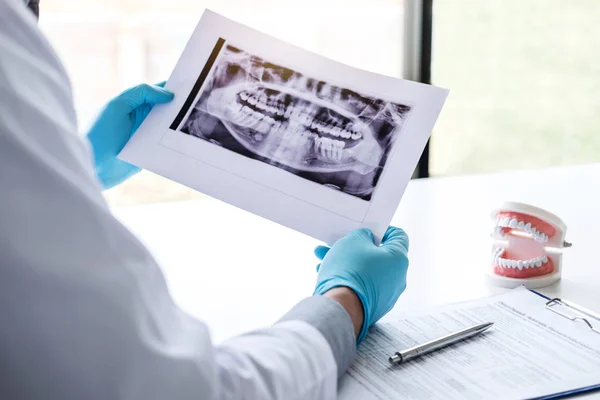 Afbeelding Van Mannelijke Arts Tandarts Houden Kijken Naar Tandheelkundige Ray — Stockfoto