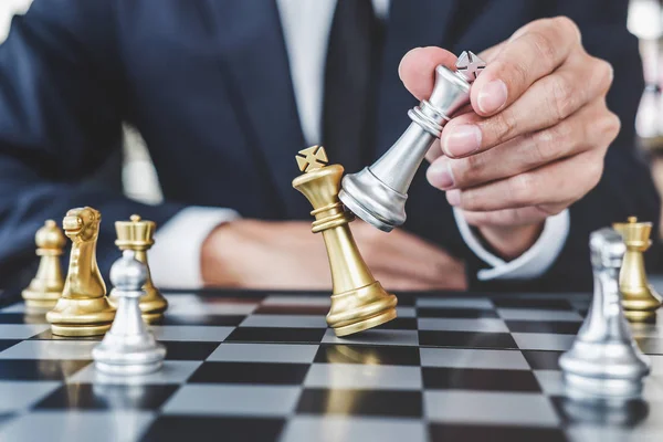 Zakenman Spel Schaken Bereiken Plannen Van Strategie Voor Succes Denken — Stockfoto