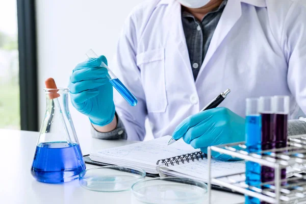 Biochemie Laboratoriumonderzoek Wetenschapper Geneeskunde Laboratoriumjas Bedrijf Reageerbuis Met Reagens Met — Stockfoto