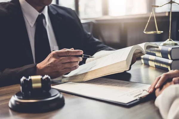 Empresaria Abogada Masculina Juez Consultan Teniendo Reunión Equipo Con Cliente — Foto de Stock