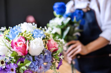 Yapay çiçek yeleği dekorasyon evde düzenlenmesi, Genç kadın çiçekçi iş DIY yapay çiçek, el sanatları ve el yapımı kavramı düzenleme yapma.