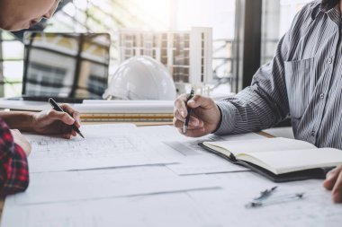 Mimari Mühendis Ekibi Toplantısı, Çizim ve Mimari Proje ve Mühendislik araçları için İşyeri, Teknik çizim yapısı ve inşaat üzerine çalışma alanı kavramı.