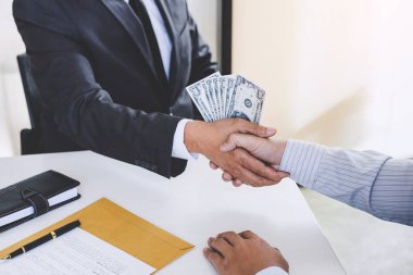 Rüşvet ve yolsuzluk kavramı, para, el sallayarak ve veren işadamı şeklinde rüşvet anlaşması için bir sözleşme anlaşma yaparken para gizler.