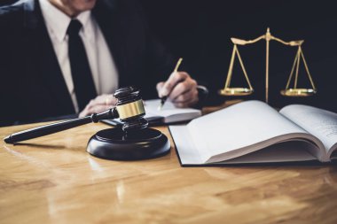 Kontrat kağıtları, hukuk kitapları ve ahşap tokmakla çalışan erkek avukat ya da hakim, hukuk firmasında avukat, hukuk ve hukuk hizmetleri kavramı.